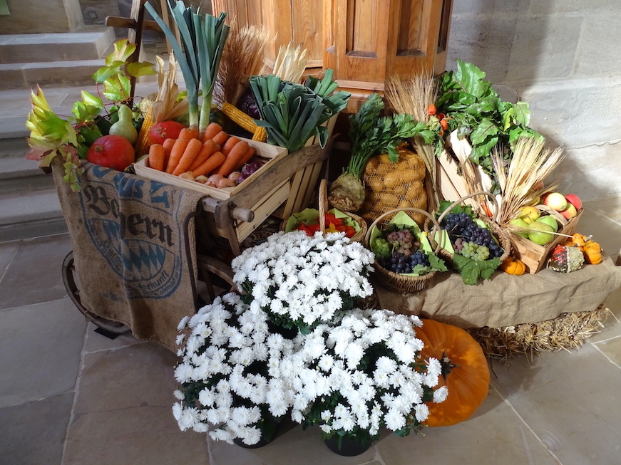 Gemüse und Obst an Erntedank in der Kirche vor dem Altar