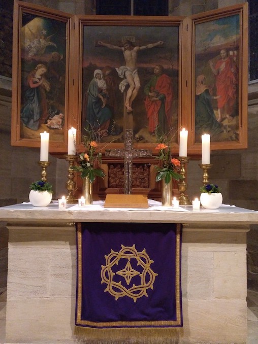 Altar mit Kerzen – Andachtsgottesdienst