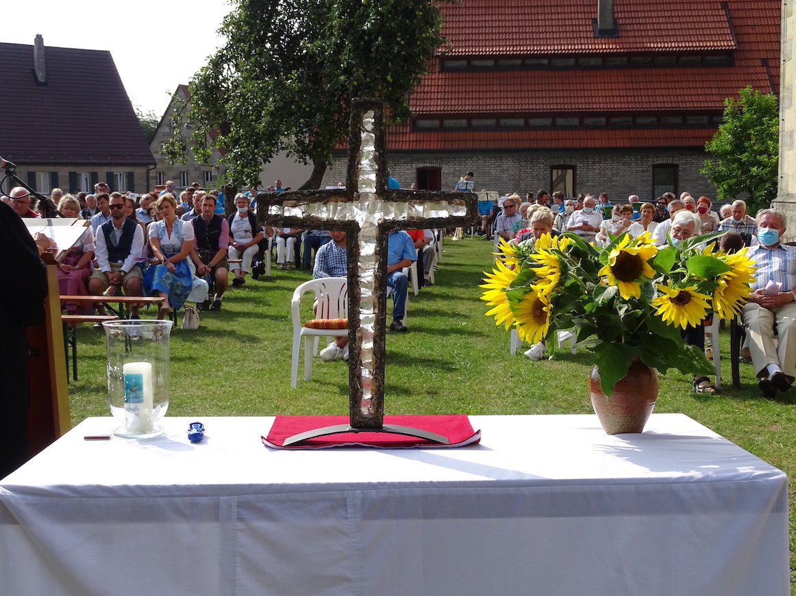 Gemeinde beim Kirchweihgottesdienst im Kirchgarten