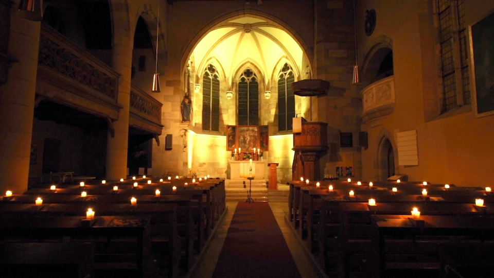 kerzenbeleuchtete Kirche in der Osternacht