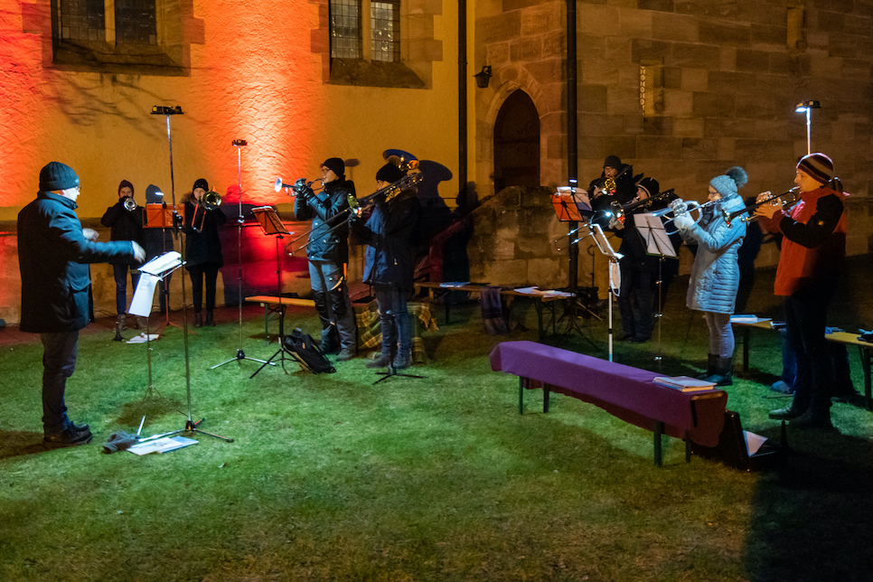 Blaeserensemble beim Silvestergottesdienst im Kirchgarten