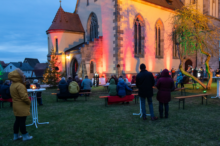 Silvestergottesdienst im beleuchteten Kirchgarten