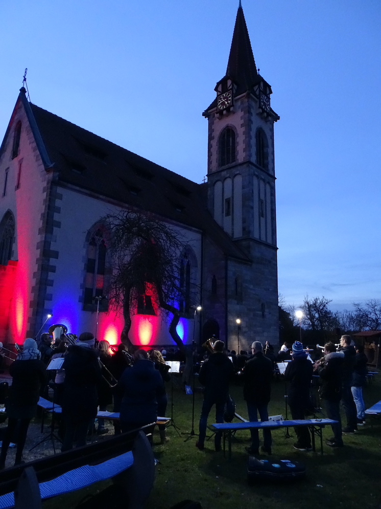 Beleuchtete Kirche mit Posaunenchor