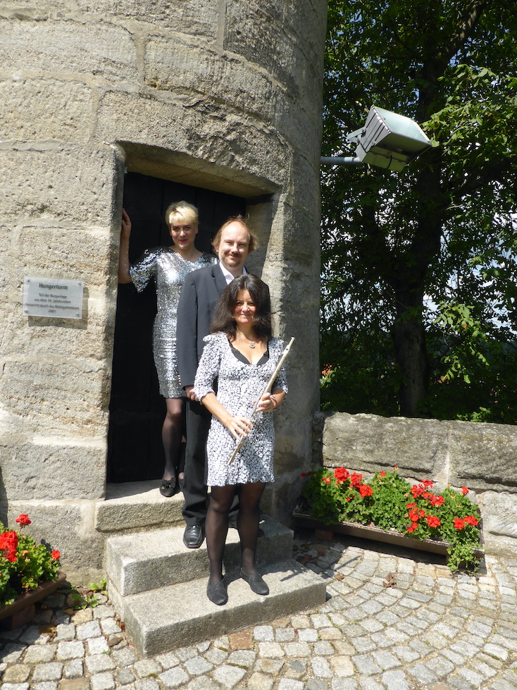 Gruppenfoto vom Trio Da Coste mit Gesang, Querflöte und Klavier