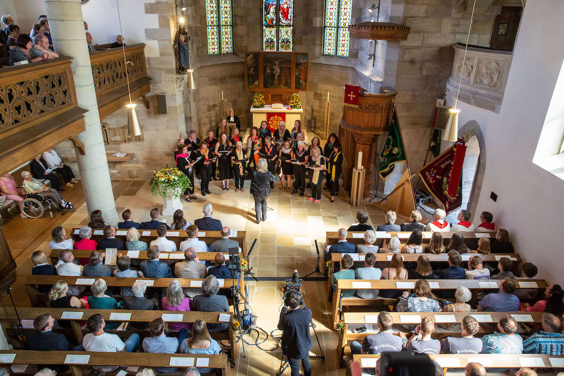 Innenraum der Kirche beim Festgottesdienst mit CHORal total und Gemeinde