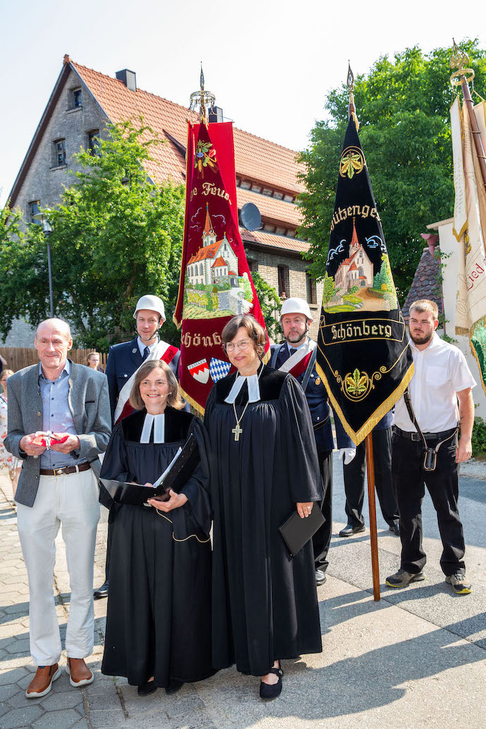 Schlüsselübergabe durch Peter Lang vom Staatlichen Bauamt an Pfarrerin Geyer zusammen mit Regionalbischöfin Hann von Weyhern