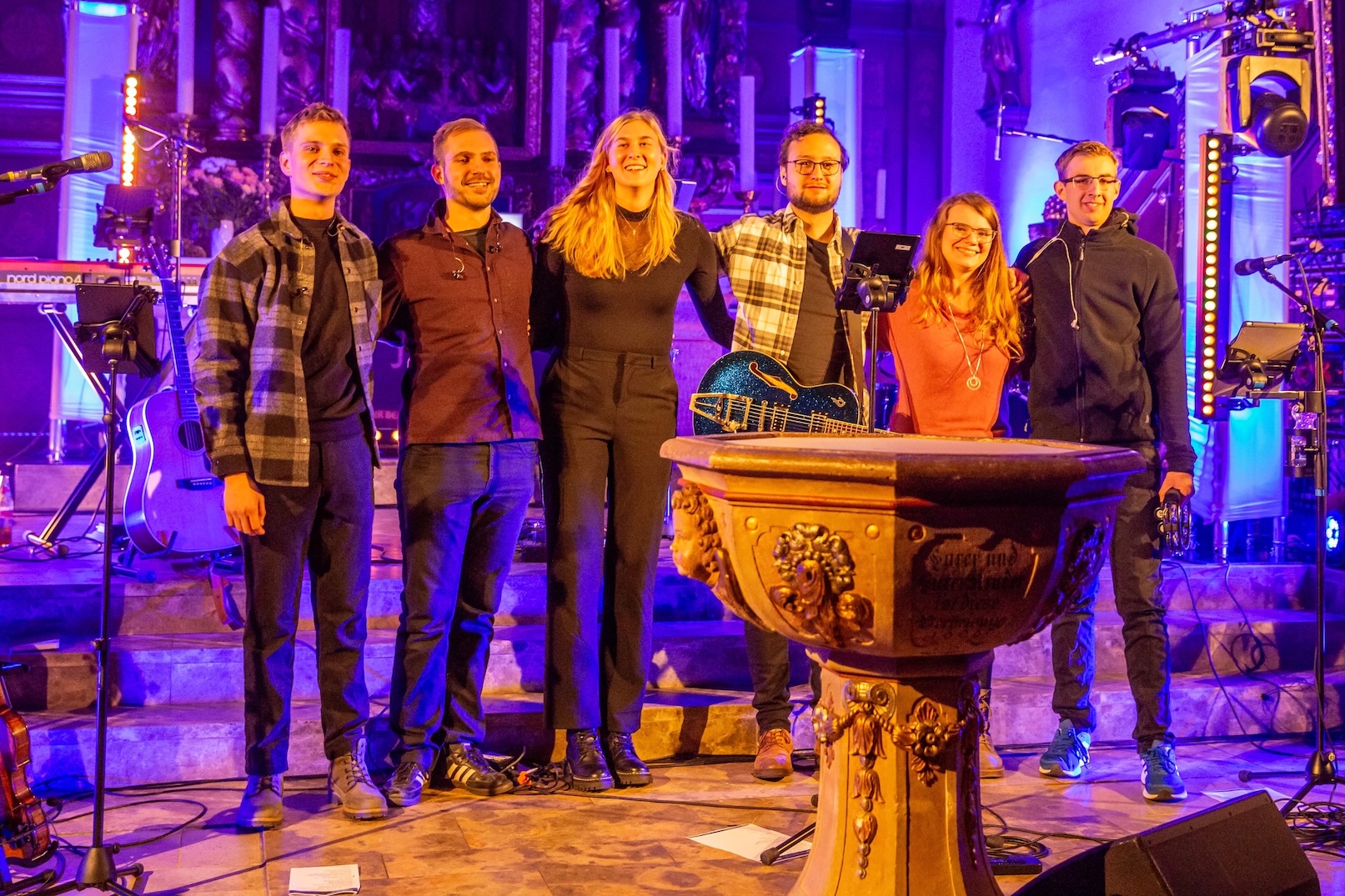 Gruppenfoto mit den Mitgliedern der Band