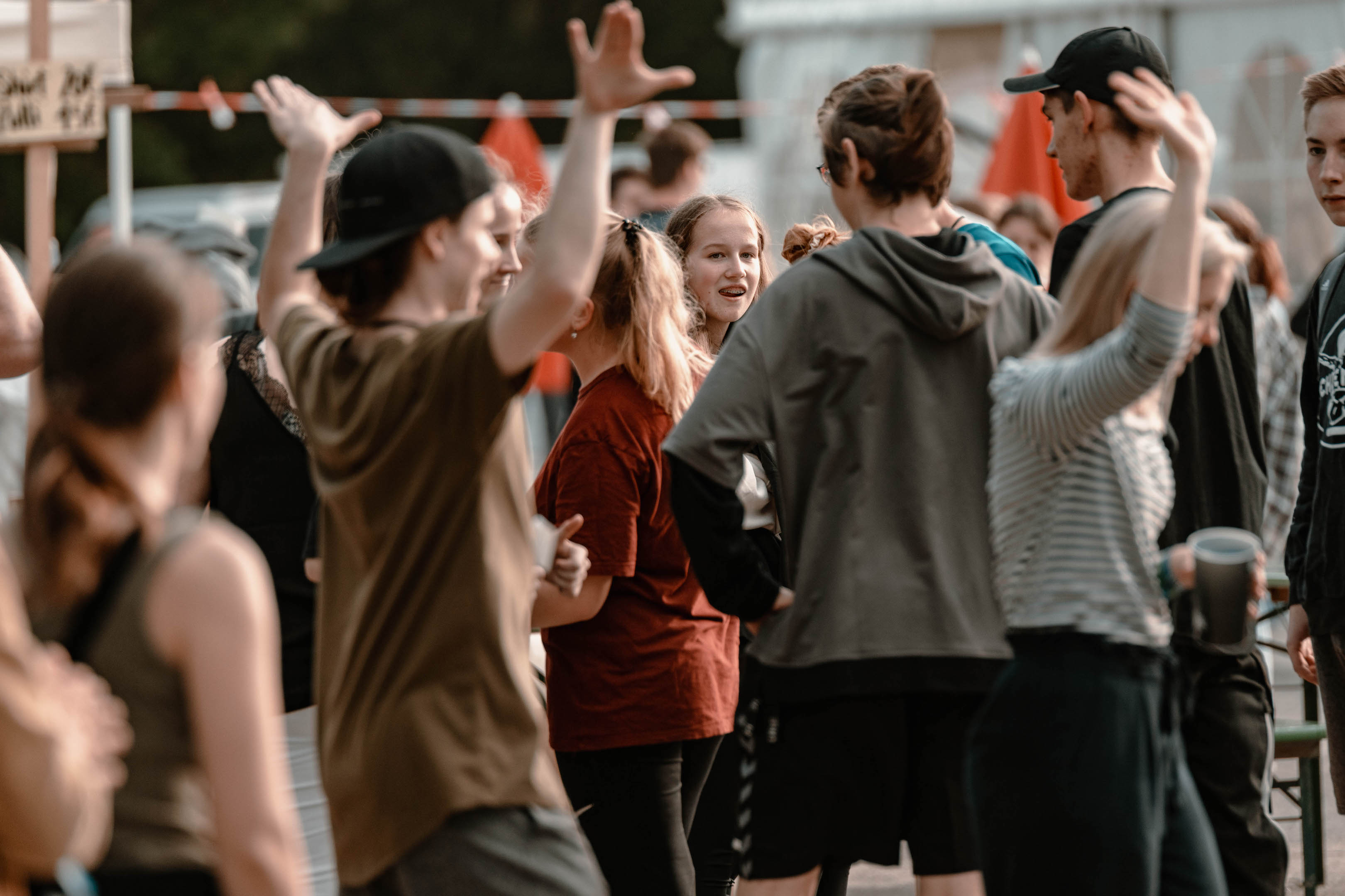 Junge Menschen tanzen auf Festival