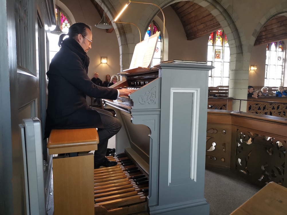Organist spielt auf der Orgel