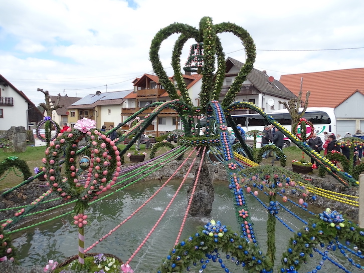 Großer, geschmückter Osterbrunnen