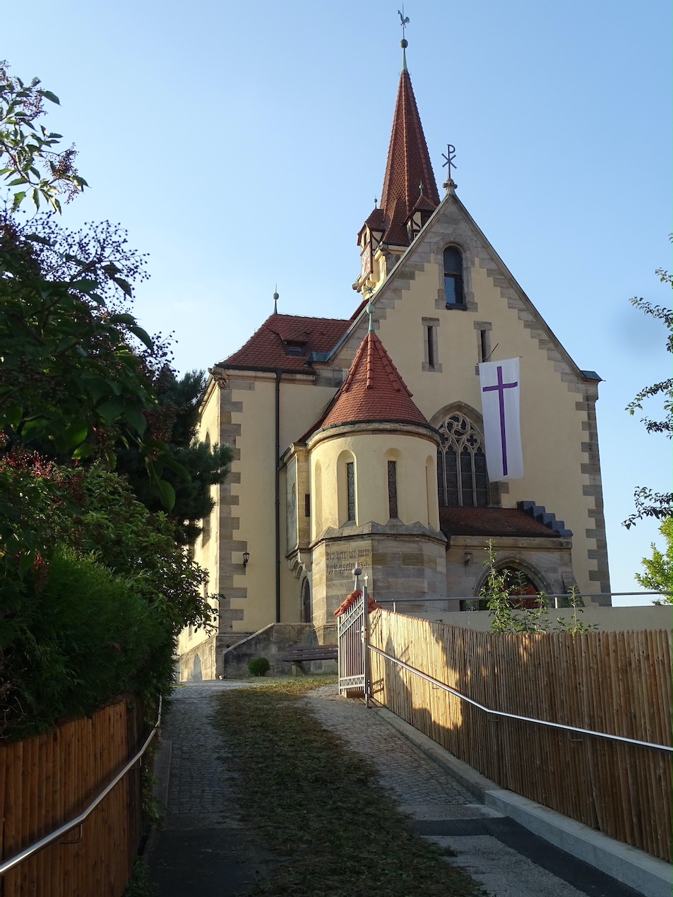 Mit Tannenzweigen gestreuter Weg zur Jakobuskirche