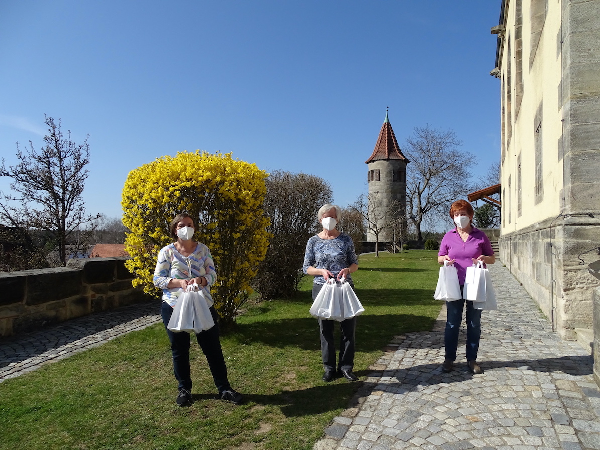 Mitarbeiterinnen der Nachbarschaftshilfe verteilen Ostergeschenke