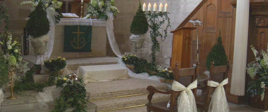 Altar geschmückt für Hochzeit