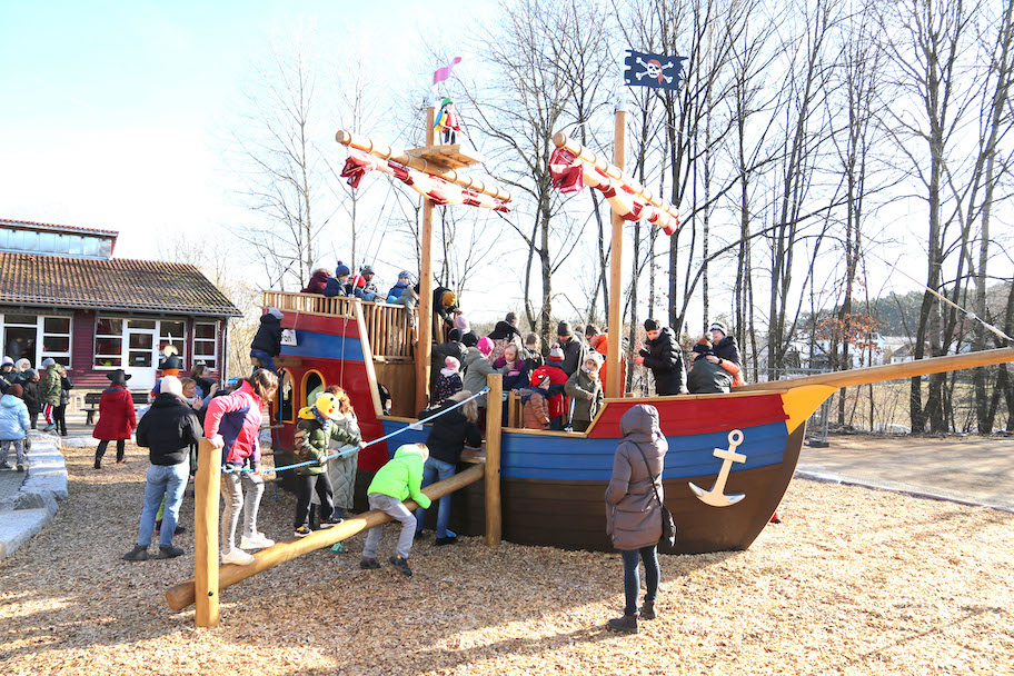 Kinder spielen auf dem Piratenschiff